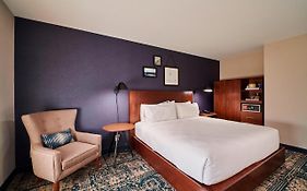 Radisson Hotel & Suites Cleveland Eastlake